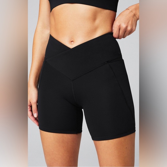 Fabletics Oasis PureLuxe HW Crossover 6'' Short, Black, Size XL - Picture 1 of 7